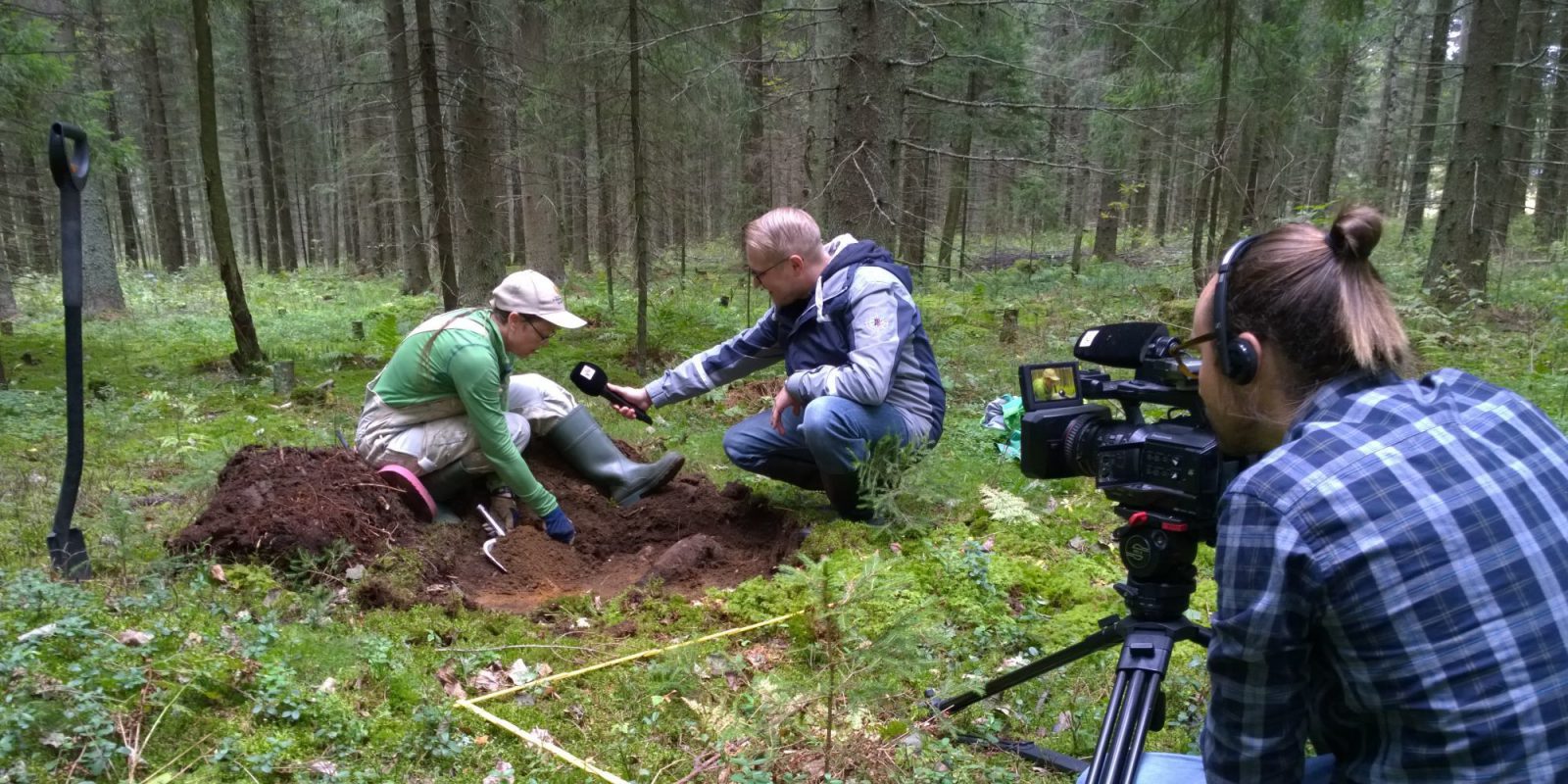 Kaivajaa Haastatellaan. Kuvaaja: Petro Pesonen. Objektinumero: AKDG4872_60 Kaivajaa Haastatellaan. Kuvaaja: Petro Pesonen. Objektinumero: AKDG4872_60