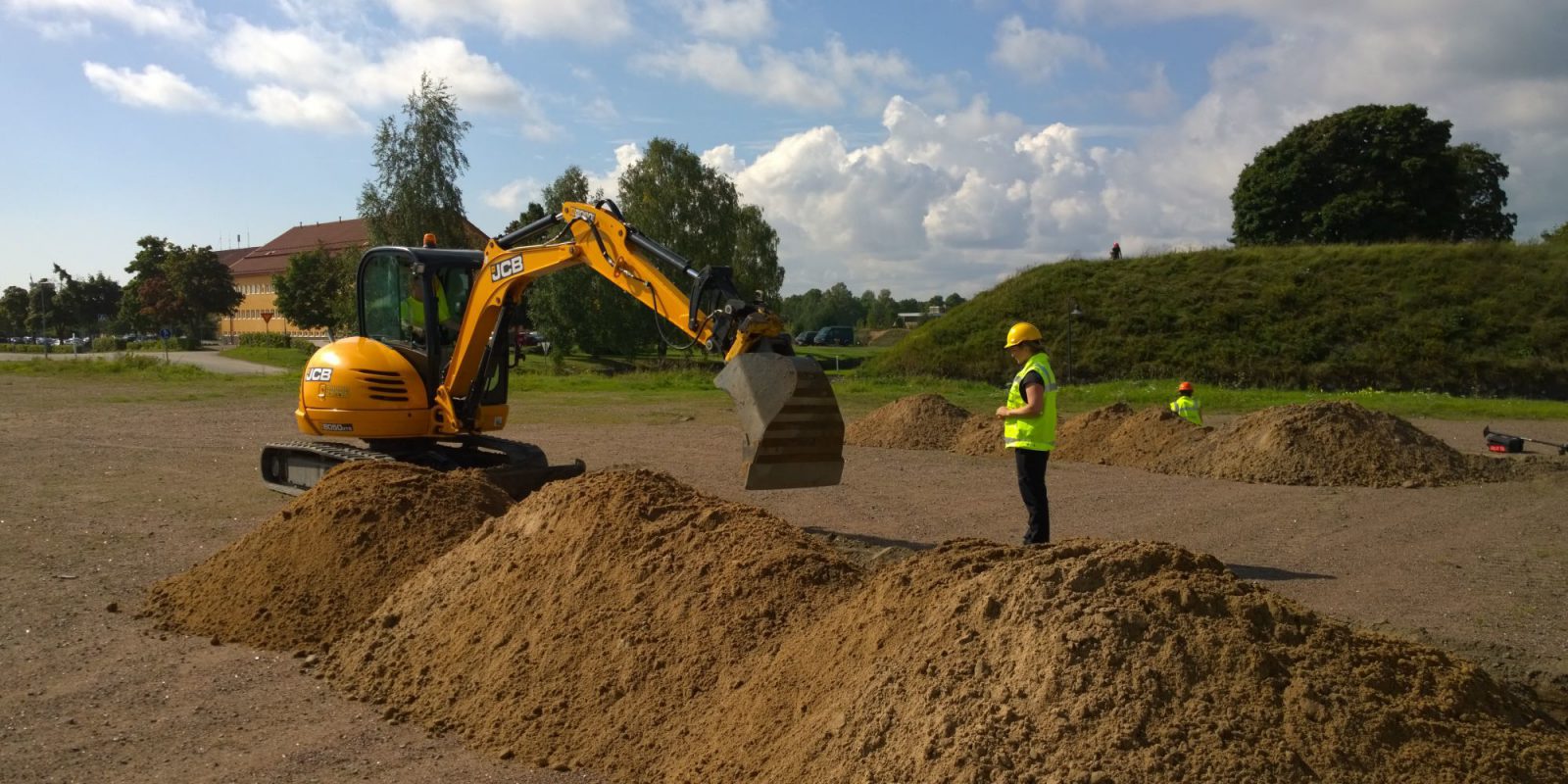 Koeojia Kaivetaan Kaivinkoneella. Kuvaaja: Petro Pesonen. Objektinumero: AKDG4873_5 Koeojia Kaivetaan Kaivinkoneella. Kuvaaja: Petro Pesonen. Objektinumero: AKDG4873_5