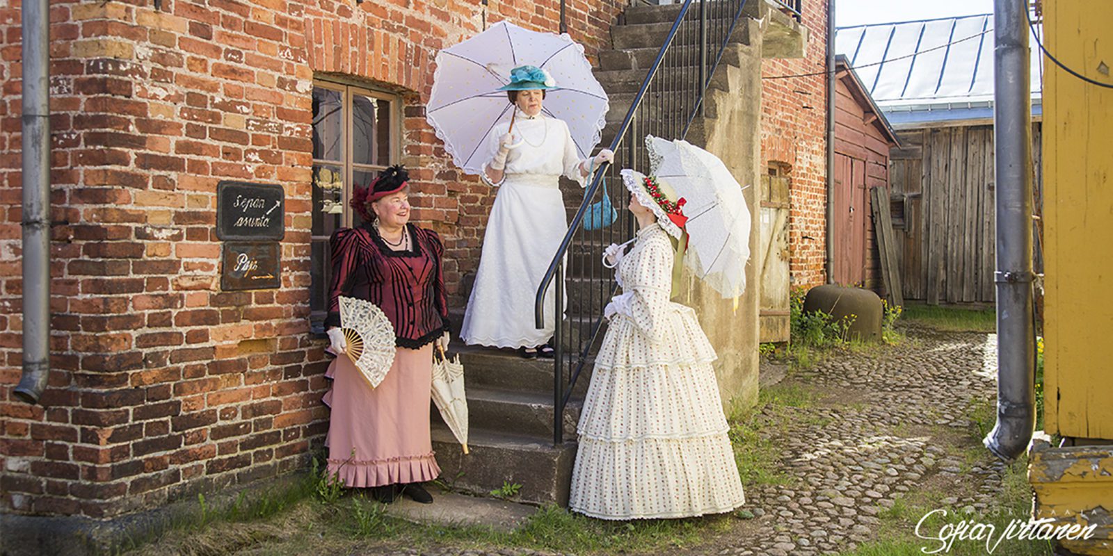 Museovirasto myönsi Haminan kaupungille avustusta vuonna 2019 Kauppiaantalomuseon sepän pajan korjaukseen. Sepän paja on rakennettu vuonna 1860. Kuvassa Haminan Hywät Asukkaat ry:n jäseniä historiallisissa puvuissaan sepän asunnon portaikon edessä.. Kuvaaja: Sofia Virtanen Museovirasto myönsi Haminan kaupungille avustusta vuonna 2019 Kauppiaantalomuseon sepän pajan korjaukseen. Sepän paja on rakennettu vuonna 1860. Kuvassa Haminan Hywät Asukkaat ry:n jäseniä historiallisissa puvuissaan sepän asunnon portaikon edessä.. Kuvaaja: Sofia Virtanen