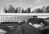 Mustavalkokuvassa uimahalli, jonka ikkunarivustö on suojattu pressuilla.. Kuvaaja: Jorma Kajaste / KAMU Espoon kaupunginmuseo