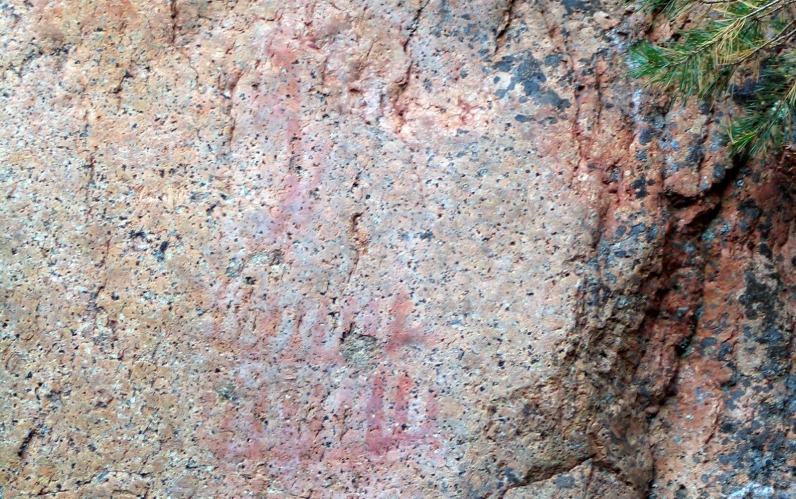 Kallion pinnassa erottuu heikosti punaisella värillä piirrttyjä merkintöjä.. Kuvaaja: Helena Taskinen Kallion pinnassa erottuu heikosti punaisella värillä piirrttyjä merkintöjä.. Kuvaaja: Helena Taskinen