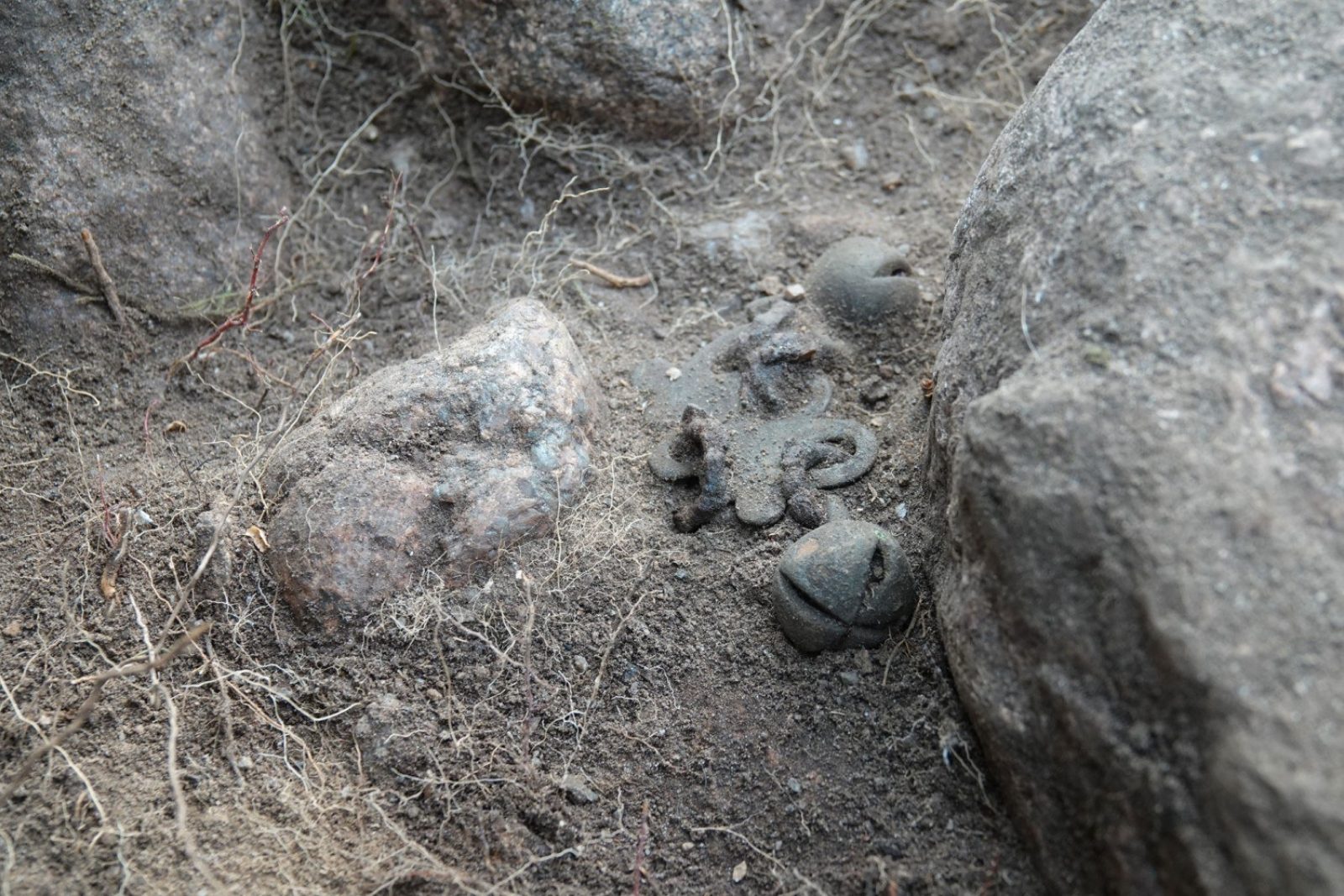 Metalliset kulkiset paljastuvat maasta kivien välistä.. Kuvaaja: Petro Pesonen