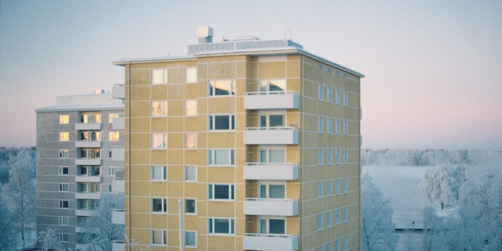 Asuinkerrostalo talvella.. Kuvaaja: Verna Hahtola.
