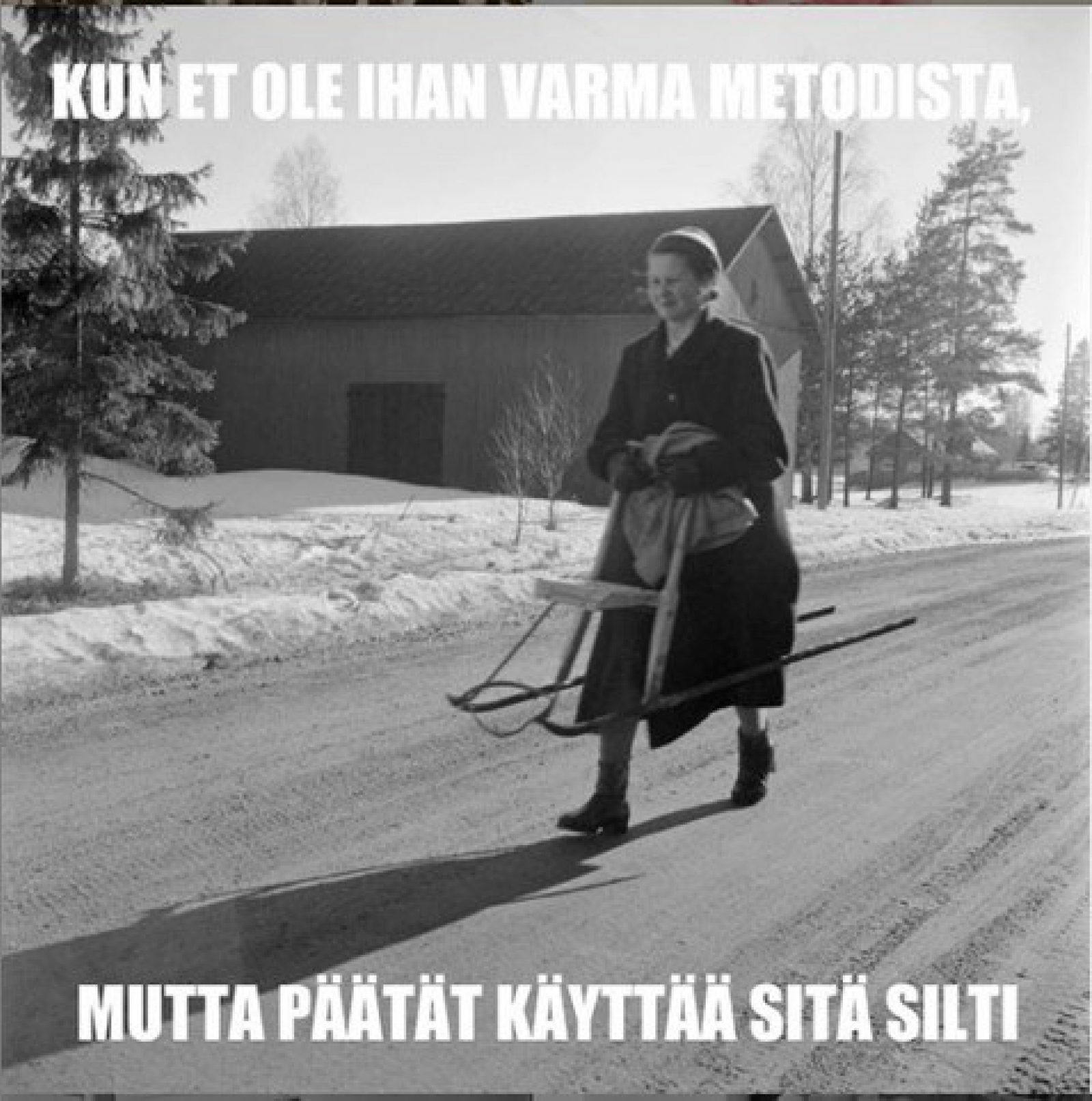 Meemikuva, jossa nainen kantaa potkukelkkaa sulalla tiellä. Kuvassa teksti: Kun et ole varma metodista, mutta päätät käyttää sitä silti.. Kuvaaja: Erkki Voutilainen Meemikuva, jossa nainen kantaa potkukelkkaa sulalla tiellä. Kuvassa teksti: Kun et ole varma metodista, mutta päätät käyttää sitä silti.. Kuvaaja: Erkki Voutilainen