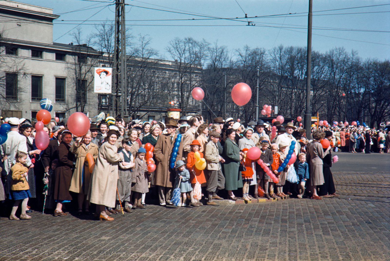 Ihmisjoukko Helsingin kaduilla juhlimassa vappua.. Kuvaaja: H. A. Turja. Lisenssi: CC BY 4.0 Ihmisjoukko Helsingin kaduilla juhlimassa vappua.. Kuvaaja: H. A. Turja. Lisenssi: CC BY 4.0