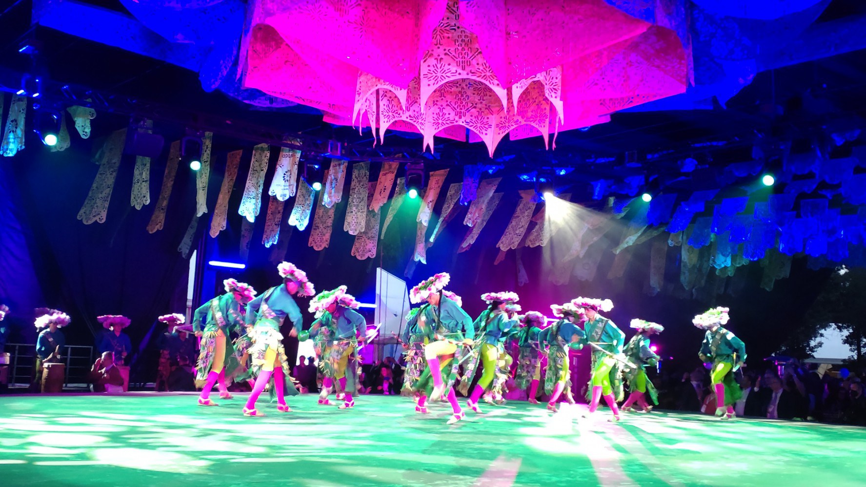 Tanssiryhmä esiintymässä värikkäissä perinnevaatteissa.