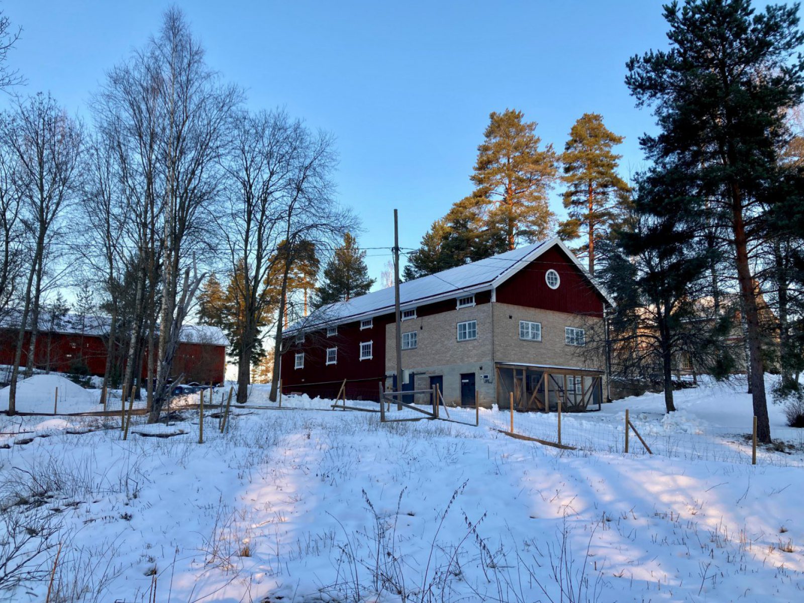 Talvinen kuva tallista ja pihapiiristä. Talvinen kuva tallista ja pihapiiristä.