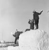 Lapset lumileikeissä 1966 Espoon Tapiolassa.. Kuvaaja: Teuvo Kanerva, Museovirasto. Lisenssi: CC BY 4.0 