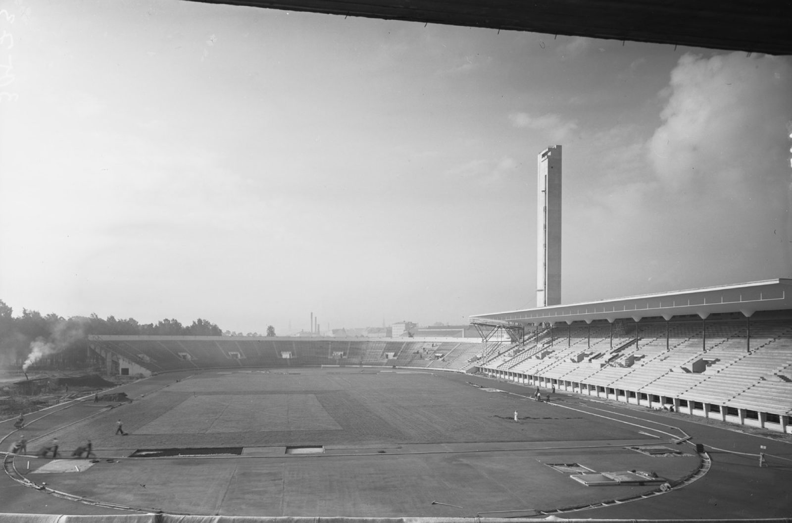 Uuden stadionin urheilukentän viimeistelytyöt käynnissä 1937.. Kuvaaja: Pietinen, Museoviraston kuvakokoelmat Uuden stadionin urheilukentän viimeistelytyöt käynnissä 1937.. Kuvaaja: Pietinen, Museoviraston kuvakokoelmat