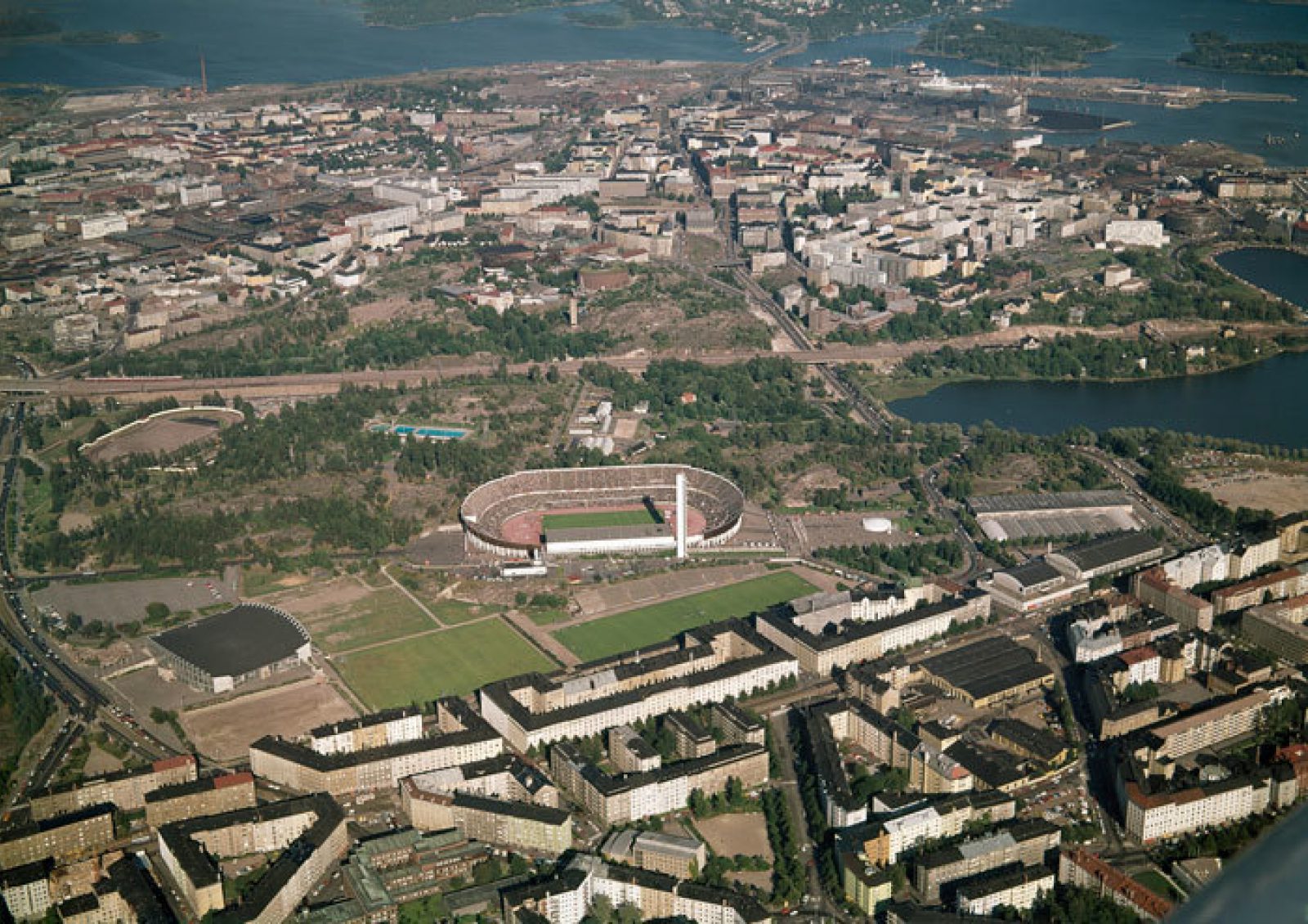 Olympiastadion ympäristöineen vuonna 1972.. Kuvaaja: SKY-FOTO Möller, Helsingin kaupunginmuseo.. Lisenssi: CC BY 4.0 Olympiastadion ympäristöineen vuonna 1972.. Kuvaaja: SKY-FOTO Möller, Helsingin kaupunginmuseo.. Lisenssi: CC BY 4.0