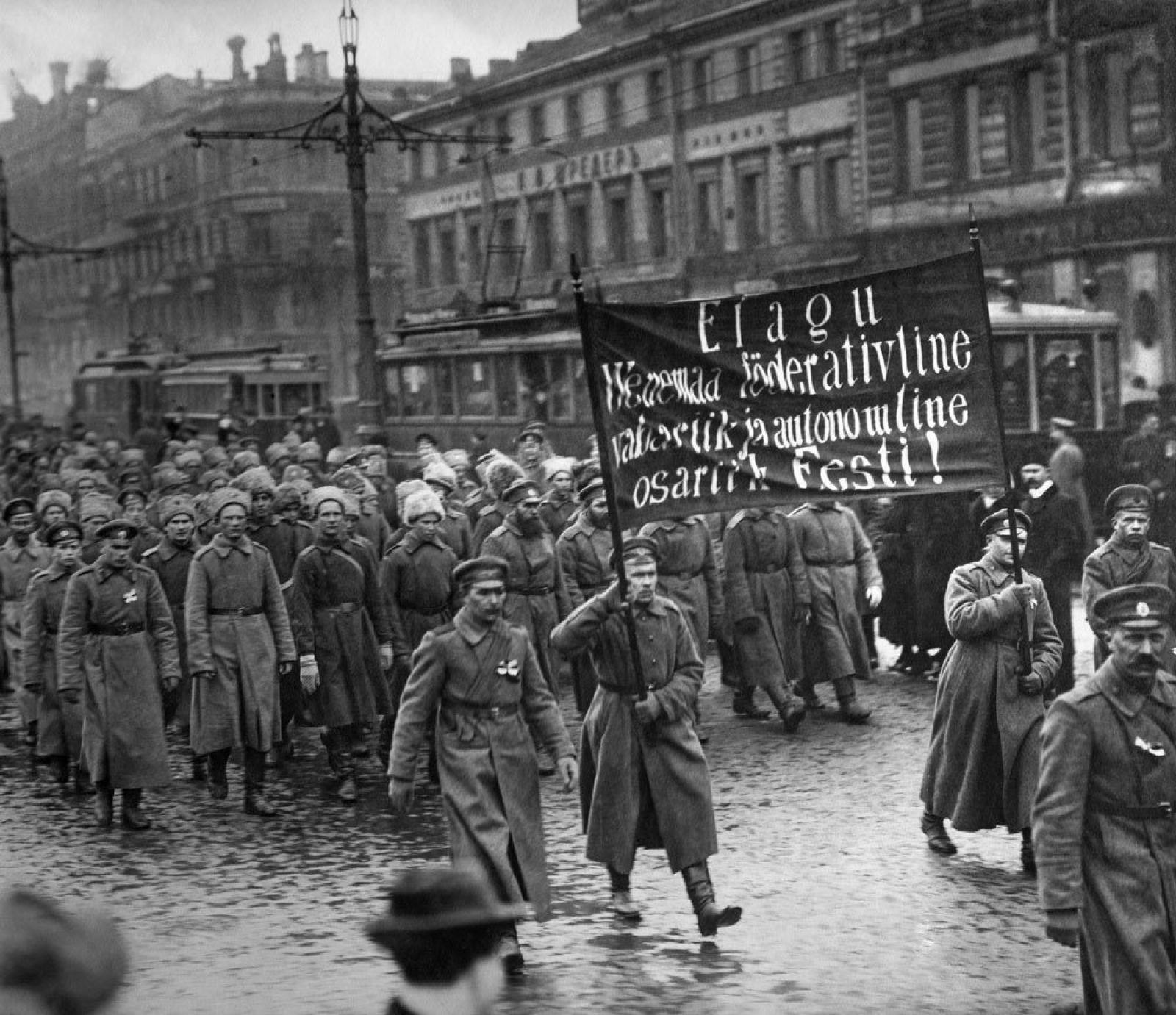 Vallankumoushautajaiset Pietarissa 5.4.1917. Kuvaaja: Karl Karlovitsh Bulla, Otava, JOKA, Museovirasto.. Lisenssi: CC BY 4.0 Vallankumoushautajaiset Pietarissa 5.4.1917. Kuvaaja: Karl Karlovitsh Bulla, Otava, JOKA, Museovirasto.. Lisenssi: CC BY 4.0