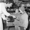 Lapset makeisostoksilla Helsingissä 1959. István Rácz / Kansatieteen kuvakokoelma / Museovirasto