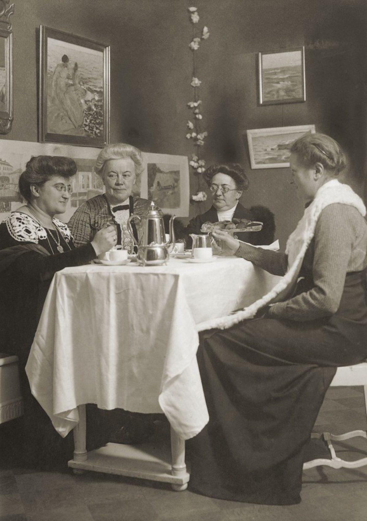Väninnor som dricker kaffe: från vänster Rosika Schwimmer, Annie Furuhjelm, Lilly Krogius och Jenny af Forselles. Bild: Artur Faltin / Museiverkets bildsamlingar