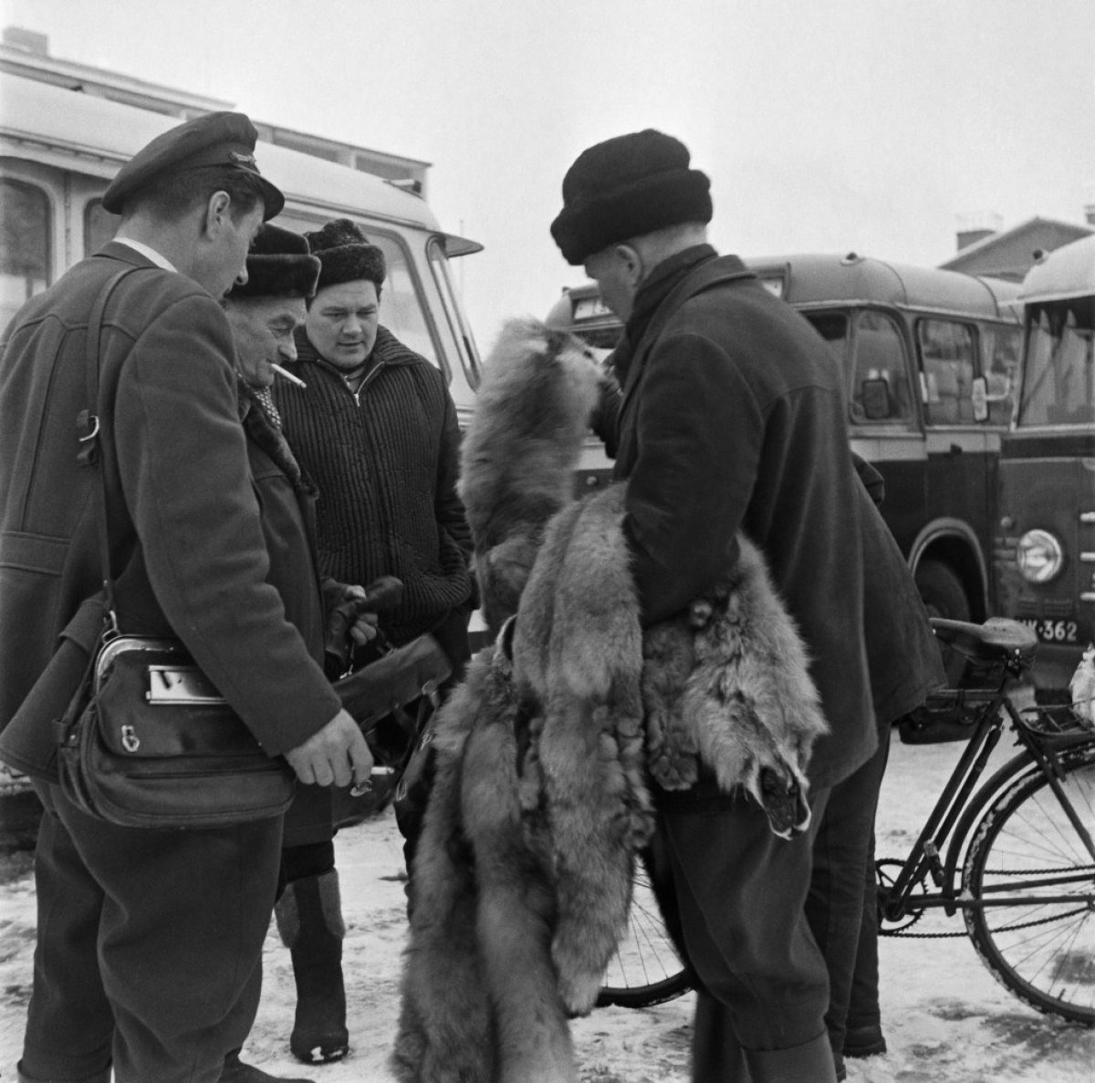 Turkiskauppaa Porvoossa. Leif Wickström / Östnyland Borgåbladet / Journalistinen kuva-arkisto JOKA / Museovirasto