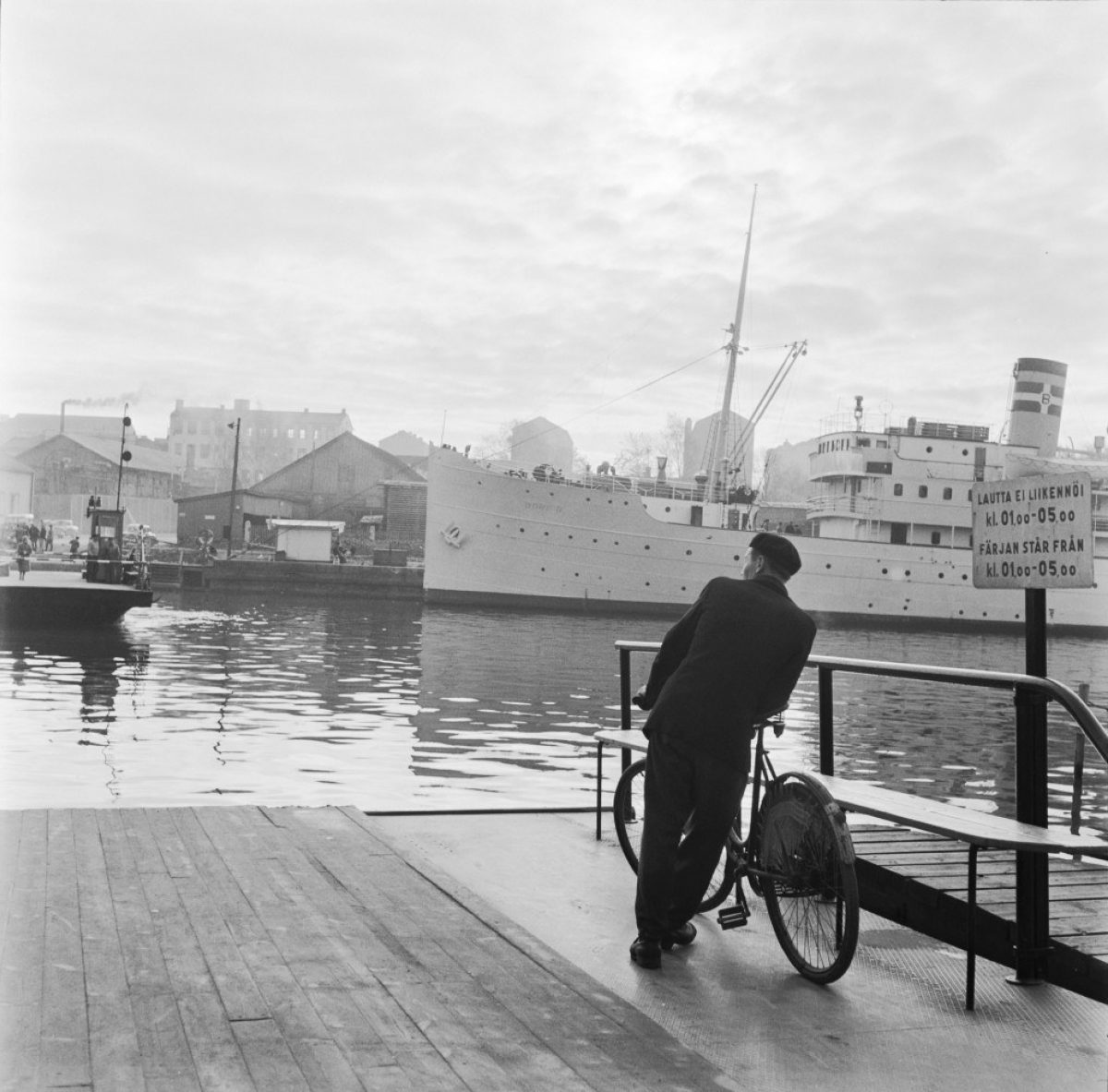 Aurajoen rannalla Turussa 1958. István Rácz / Kansatieteen kuvakokoelma / Museovirasto