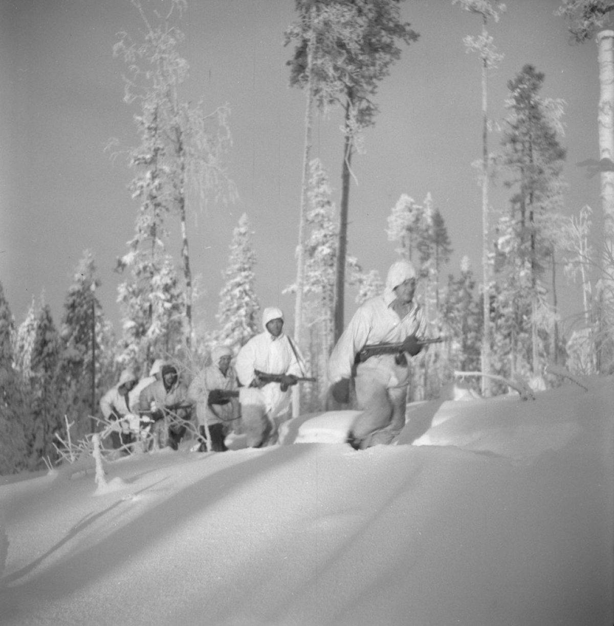 Sotilaat juoksevat hälytysasemiin Karhumäen seudulla Itä-Karjalassa 1942. István Rácz / Kansatieteen kuvakokoelma / Museovirasto