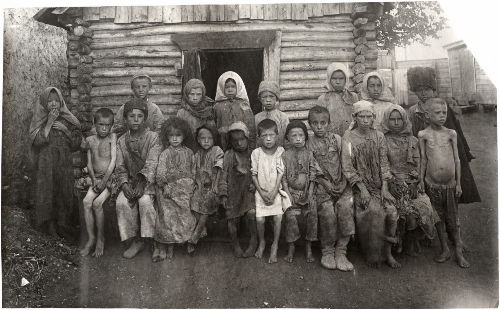 Lasten vastaanottokeskus nro 17 Buguruslanissa 1921–1922. Isaiah Liberman / Otavamedia / Journalistinen kuva-arkisto JOKA / Museovirasto Lasten vastaanottokeskus nro 17 Buguruslanissa 1921–1922. Isaiah Liberman / Otavamedia / Journalistinen kuva-arkisto JOKA / Museovirasto