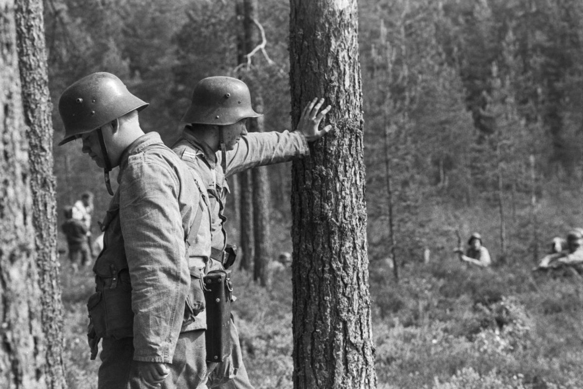 Tero Niva (Vanhala; vasemmalla) ja Pirkka-Pekka Petelius (Hietanen) Rauni Mollbergin Tuntematon sotilas -elokuvan kuvauksissa Niinisalossa 6.6.1984. Kuva: Kari Pekonen / Uusi Suomi – Iltalehti / Journalistinen Kuva-arkisto JOKA