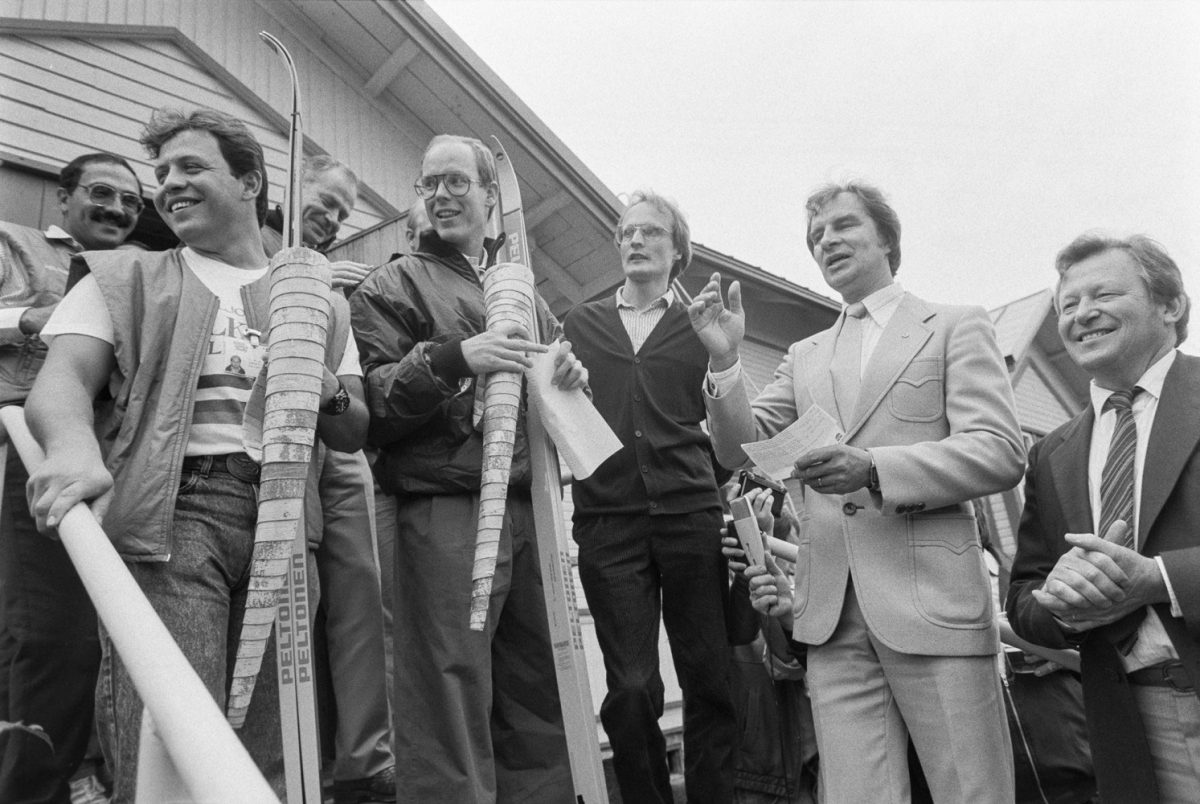 Prince Abdullah of Jordan (on the left) and Prince Albert of Monaco received Peltonen skis and birch-bark horns as gifts on their visit to Vuorenkylä on 26 August 1988. Photo: Anja Halla / Itä-Häme / Press Photo Archive JOKA