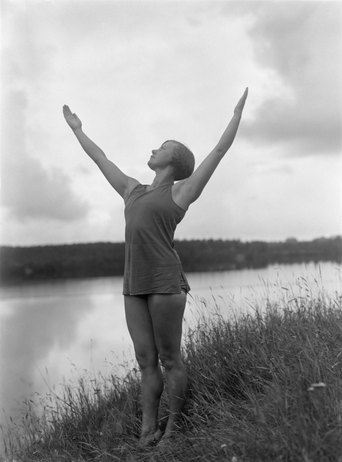 Gymnast i strandlandskap. Bild: Kaleva/Journalistiska bildarkivet JOKA/Museiverket