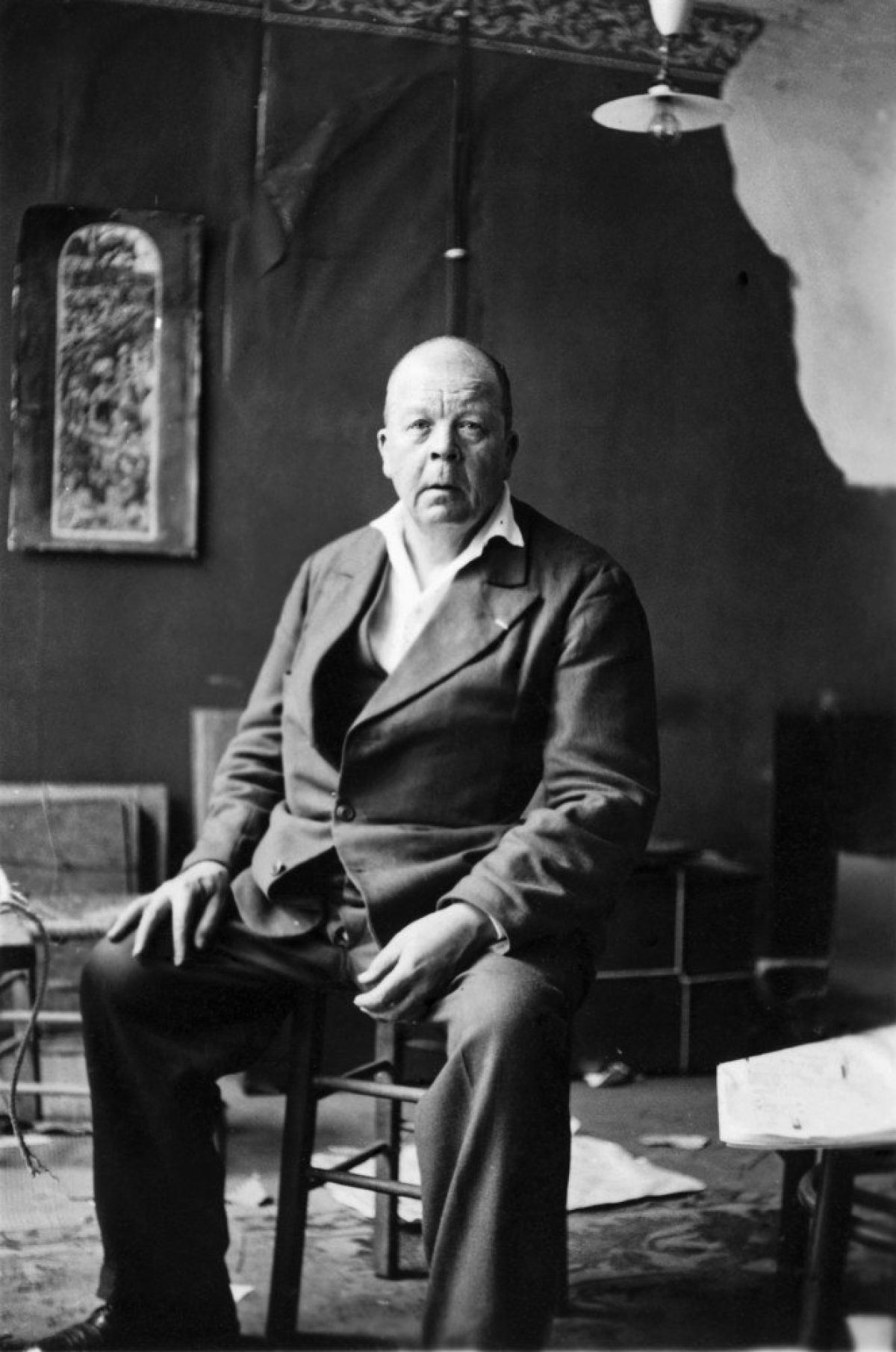 Konstnär Juho Rissanen i Paris 1933. I bakgrunden skiss av Timmerflottningen. Bild: Otava/Journalistiska bildarkivet JOKA/Museiverket