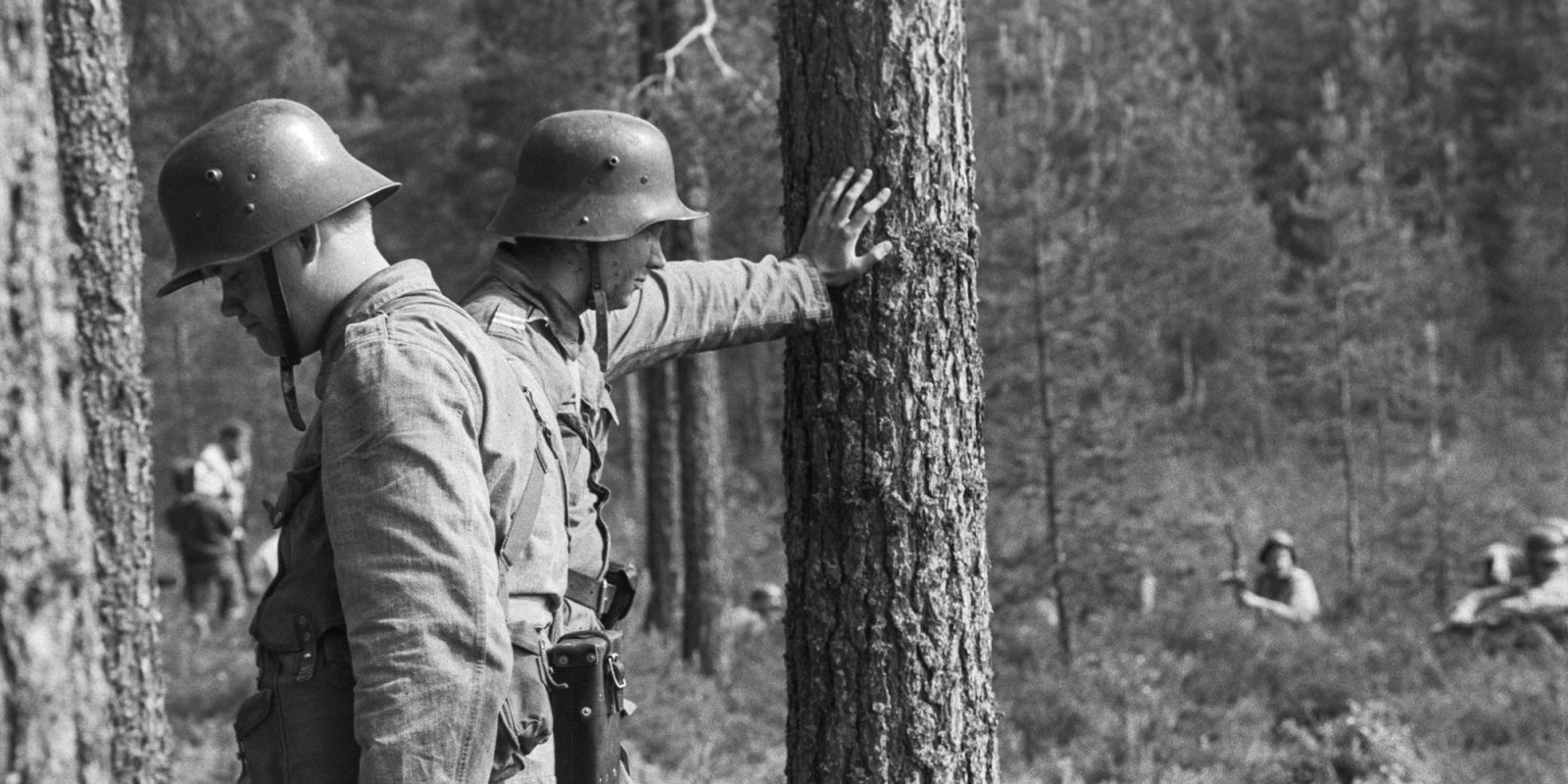 Tero Niva (Vanhala; vasemmalla) ja Pirkka-Pekka Petelius (Hietanen) Rauni Mollbergin Tuntematon sotilas -elokuvan kuvauksissa Niinisalossa 6.6.1984 (kuva rajattu). Kuva: Kari Pekonen / Uusi Suomi – Iltalehti / Journalistinen Kuva-arkisto JOKA. Objektinumero: JOKAUS3N01A:9 Tero Niva (Vanhala; vasemmalla) ja Pirkka-Pekka Petelius (Hietanen) Rauni Mollbergin Tuntematon sotilas -elokuvan kuvauksissa Niinisalossa 6.6.1984 (kuva rajattu). Kuva: Kari Pekonen / Uusi Suomi – Iltalehti / Journalistinen Kuva-arkisto JOKA. Objektinumero: JOKAUS3N01A:9