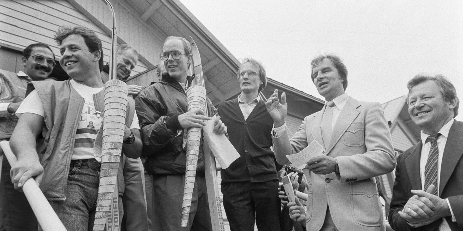 Prince Abdullah of Jordan (on the left) and Prince Albert of Monaco received Peltonen skis and birch-bark horns as gifts on their visit to Vuorenkylä on 26 August 1988 (cropped image). Photo: Anja Halla / Itä-Häme / Press Photo Archive JOKA. Objektinumero: JOKAIH3D8:3 Prince Abdullah of Jordan (on the left) and Prince Albert of Monaco received Peltonen skis and birch-bark horns as gifts on their visit to Vuorenkylä on 26 August 1988 (cropped image). Photo: Anja Halla / Itä-Häme / Press Photo Archive JOKA. Objektinumero: JOKAIH3D8:3