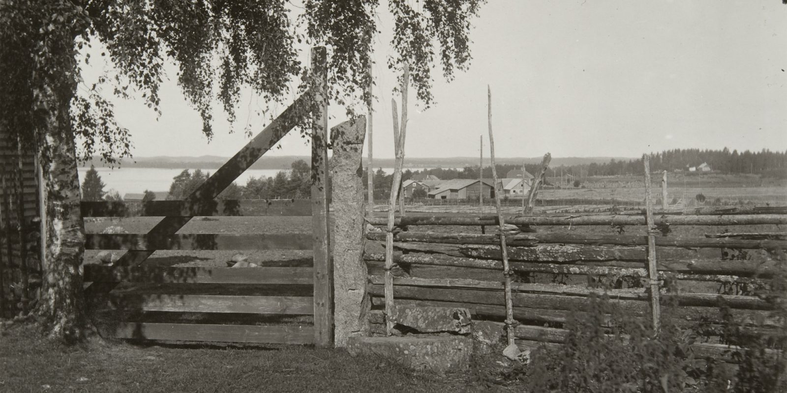 Jussilas grind i Hykkilä i Tammela, skiftet mellan 1920- och 1930-talen (beskuren bild). Bild: Esko Aaltonen, Etnologiska bildsamlingarna, Museiverket. Objektinumero: KK1929:110 Jussilas grind i Hykkilä i Tammela, skiftet mellan 1920- och 1930-talen (beskuren bild). Bild: Esko Aaltonen, Etnologiska bildsamlingarna, Museiverket. Objektinumero: KK1929:110