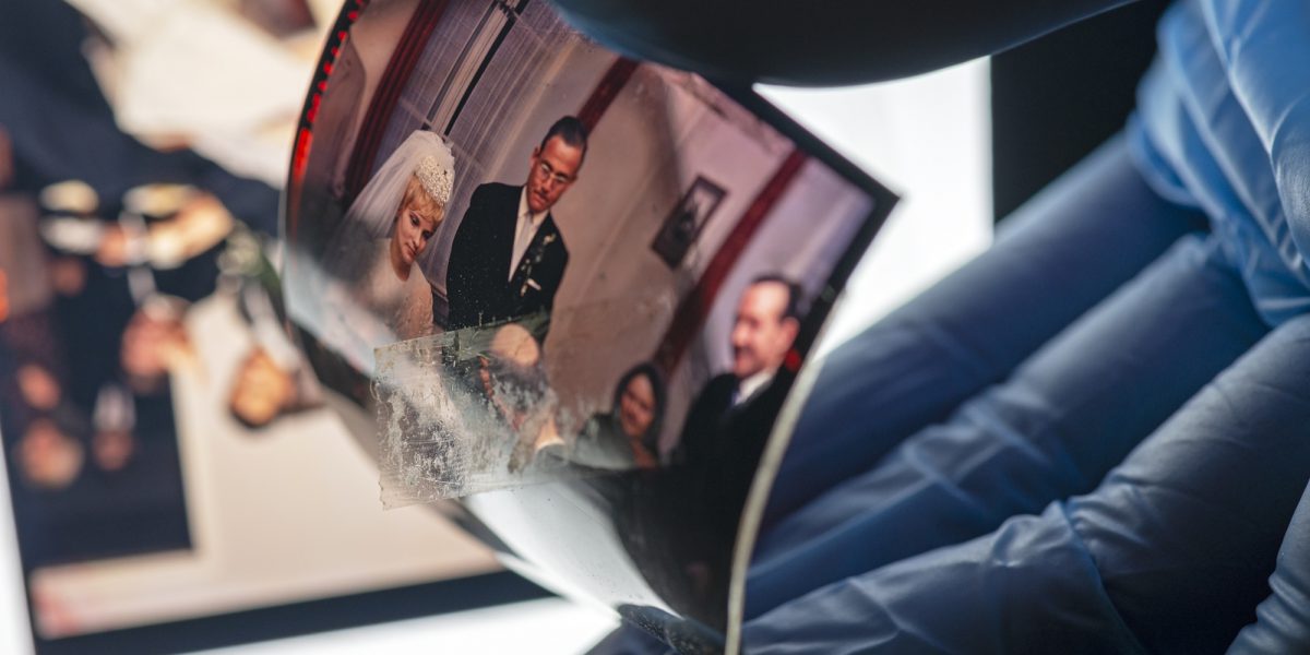 Plasttejper är inte framtagna för att bevaras. De orsakar en stor del av skadorna på museisamlingar och medför utmaningar för bevarandet (beskuren bild). Bild: Tiina Oasmaa / Journalistiska bildarkivet JOKA