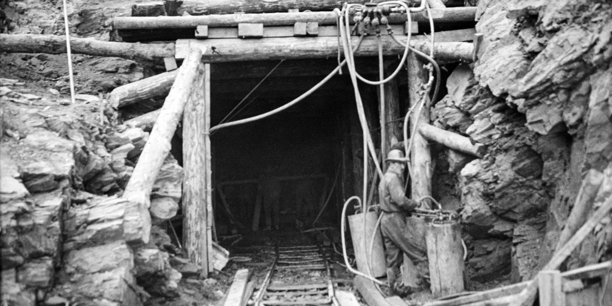 Tunnelarbete i sin linda i Kolosjoki år 1937 (beskuren bild). Bild: Niilo Tuura / Niilo Tuuras samling / Museiverket
