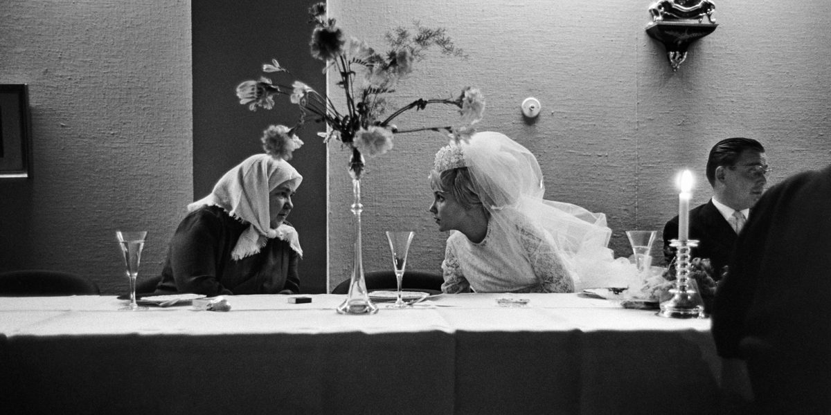 Jussi och Ritva Laisaaris bröllop 1965. Från vänster Amalia Mutanen, Ritva Laisaari (född Boström) och Jussi Laisaari (beskuren bild). Bild: Helge Heinonen / Journalistiska bildarkivet JOKA
