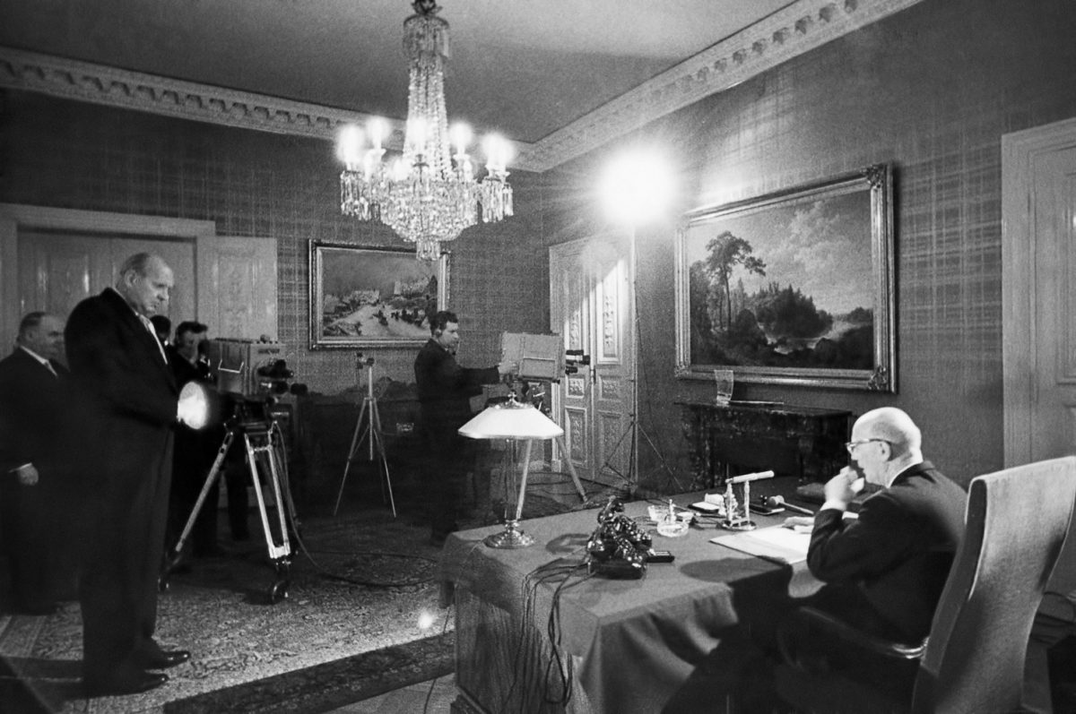 President Kekkonens nyårstal år 1959 sänds i radio och tv från presidentens slott. Rundradions generaldirektör Einar Sundström (till vänster) och tekniska direktör Paavo Arni (längst fram till vänster). Bild: Jussi Pohjakallio / Otavamedia / JOKA