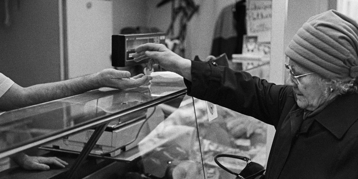 Kommers i Hagnäs saluhall år 1988 (beskuren bild). Bild: Timo Kirves / Journalistiska bildarkivet JOKA