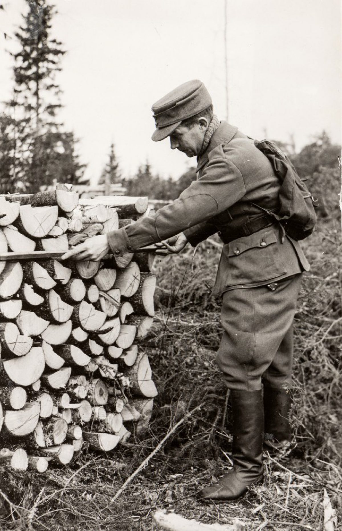 Johtaja Elomaa mottitalkoiden mittamiehenä 1942. Kuva: M. E. Palomäki / Suurtalkoot ry:n kokoelma / Museoviraston Kuvakokoelmat