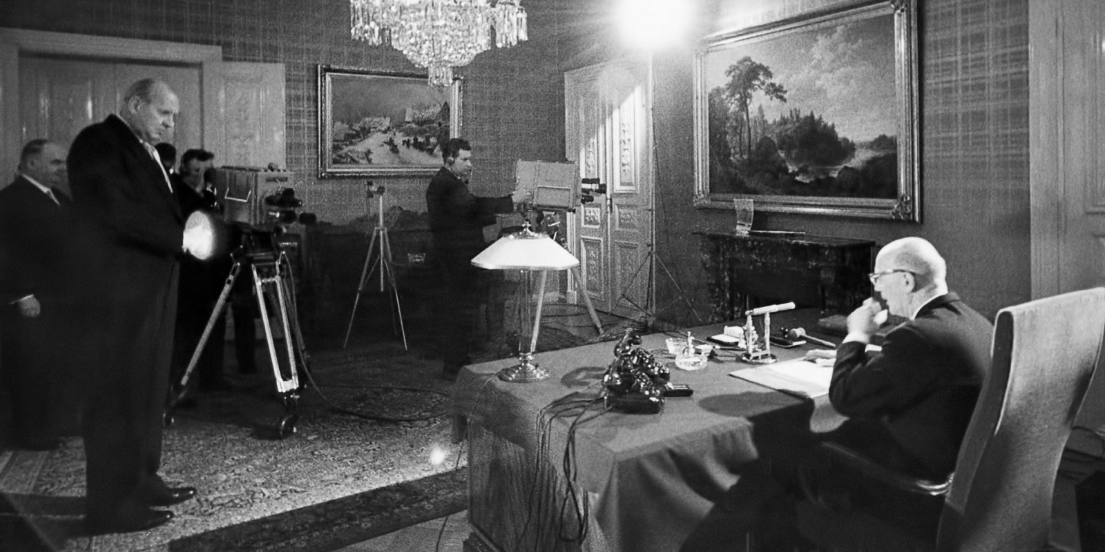 President Kekkonens nyårstal år 1959 sänds i radio och tv från presidentens slott. Rundradions generaldirektör Einar Sundström (till vänster) och tekniska direktör Paavo Arni (beskuren bild). Bild: Jussi Pohjakallio / Otavamedia / JOKA President Kekkonens nyårstal år 1959 sänds i radio och tv från presidentens slott. Rundradions generaldirektör Einar Sundström (till vänster) och tekniska direktör Paavo Arni (beskuren bild). Bild: Jussi Pohjakallio / Otavamedia / JOKA