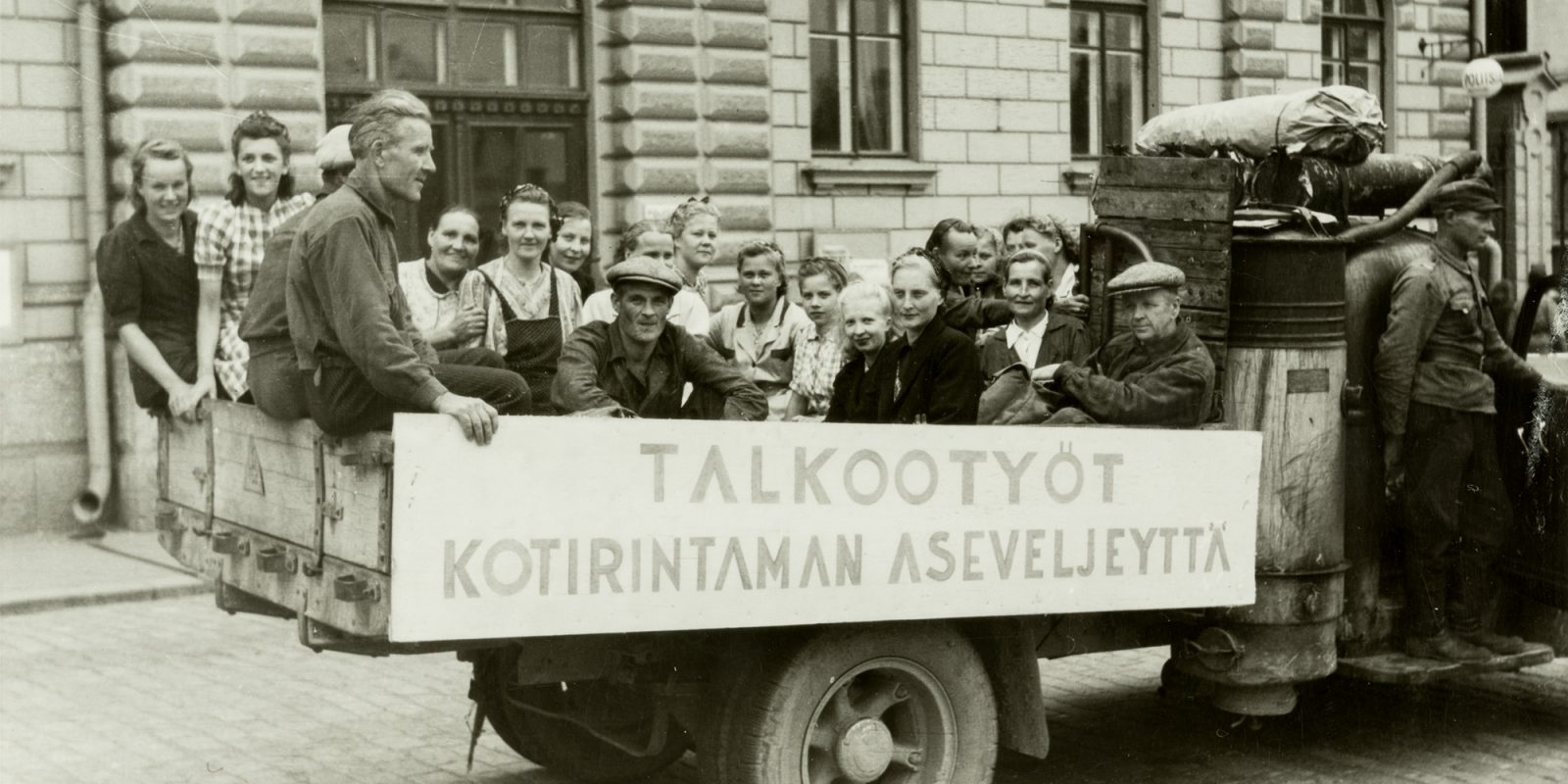 Talkoolaisia kuorma-auton lavalla Hämeenlinnassa 1942–1944 (kuva rajattu). Kuva: J. Kahri / Suurtalkoot ry:n kokoelma / Museoviraston Kuvakokoelmat Talkoolaisia kuorma-auton lavalla Hämeenlinnassa 1942–1944 (kuva rajattu). Kuva: J. Kahri / Suurtalkoot ry:n kokoelma / Museoviraston Kuvakokoelmat