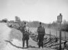 Gränsbevakare vid Mansila i Salmis på 1930-talet. ”Landsvägen i Finland, fälten i Sovjetunionen.” Foto: Uuno Peltoniemi / Museiverkets Bildsamlingar. Objektinumero: KK5575:65