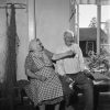 Jordbrukarna Juho och Aino Onali i Onali gård i byn Onali vid Onalinsalmi, juni 1963. Foto: Toini Mesiäinen / Itä-Häme / JOKA / Museiverket. Objektinumero: JOKAIH2J02:1