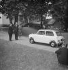 Presidenttipari vastaanottaa Morris Mini Minorin Tamminiemen pihalla 15.6.1961. Kuva: Mauri Vuorinen / Uusi Suomi - Iltalehti / JOKA / Museovirasto