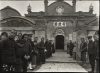 Ihmisiä seisoo mandariinin (korkea virkamies) virastoon vievän käytävän varrella Anfussa Kiinassa 26.3.1914. Kuva: Hannu Haahti / Suomen Lähetysseura ry:n kuvakokoelma / Museovirasto. Objektinumero: VKKSLS1222