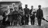 Kotšijaderin perhe, Tymjoki 1914. Kuva: Kai Donner / Museoviraston Kuvakokoelmat / kuvankäsittely Peter Sandberg. Objektinumero: VKK532:2243