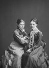 Neidit Lilli Törnudd ja Vivia Törnudd. Lilli Törnudd toimi kuvaamataidon ja käsityön opettajana ja oli yksi 1800- ja 1900-luvun taitteessa vaikuttaneita opetuksen uudistajia. Kuva: Daniel Nyblin / Museoviraston Kuvakokoelmat. Objektinumero: HK19321130:549-1878