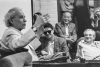 Samuel Fuller toimi tuomarina oikeudenkäynniksi lavastamassaan lehdistötilaisuudessa. Kuva: Jarmo Kontiainen / Kaleva / JOKA / Museovirasto. Objektinumero: JOKAKAL2_08A01:5