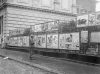 Suomalainen sotilas katselee puna-armeijan propagandajulisteita vastavallatussa Viipurissa vuonna 1941. Kuvaa rajattu. Kuva: István Rácz / Museoviraston Kuvakokoelmat. Objektinumero: KK5500:681