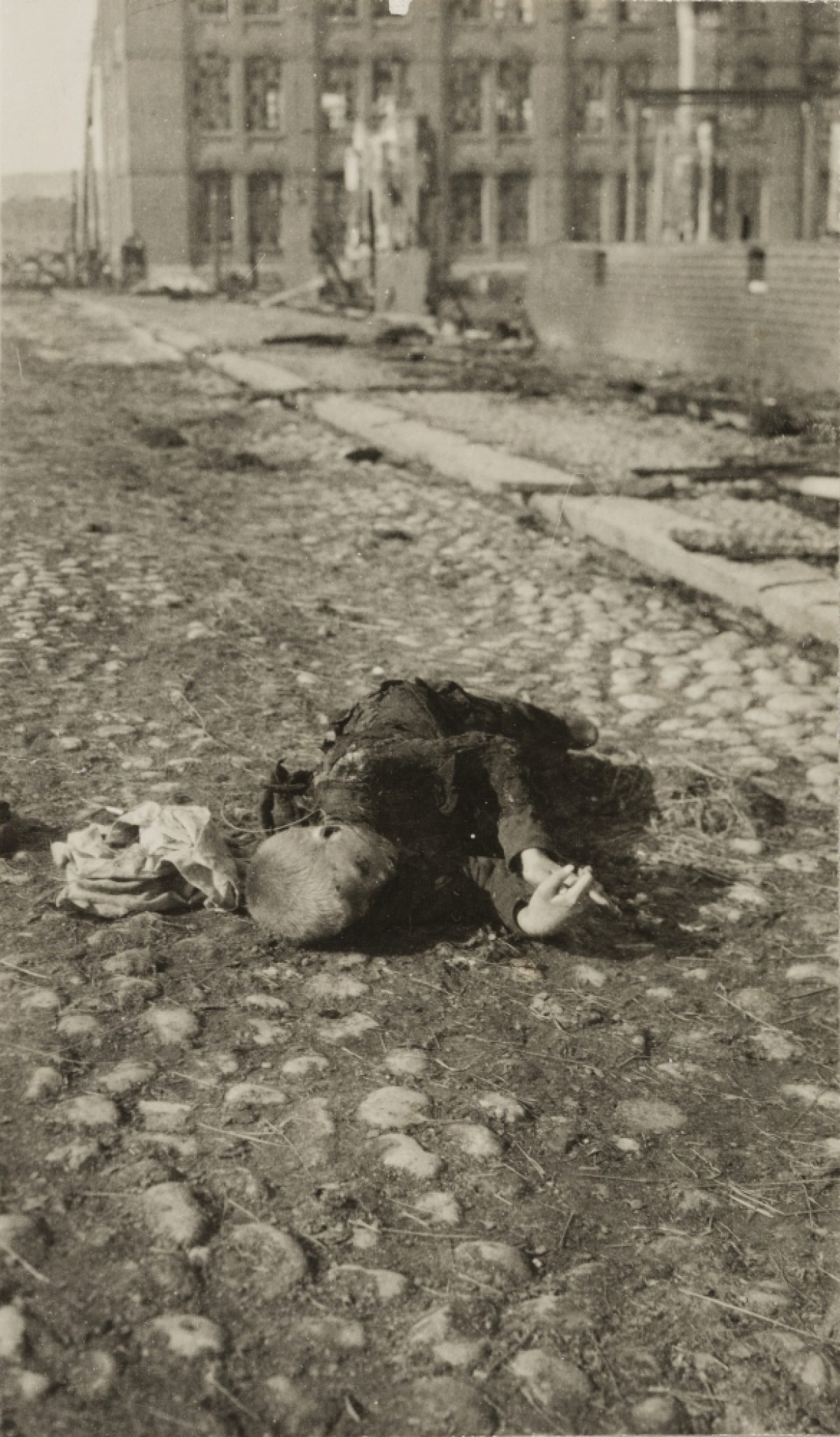 A child victim of the Battle of Tampere in front of Verkatehdas in April 1918. Photo: Oskar Sundberg / Picture Collections of the Finnish Heritage Agency