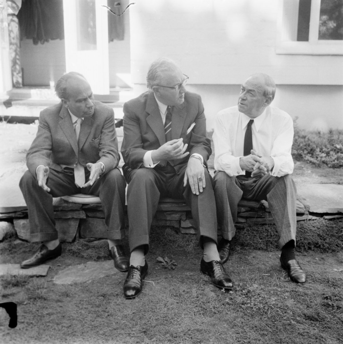 Saksalaiset kaupunkisuunnittelijat Johann Hebebrandt ja Werner Hollantz Alvar Aallon vieraina tämän Munkkiniemen toimistolla 1950–1960-luvun taitteessa. Kuva: Uusi Suomi - Iltalehti / JOKA / Museovirasto