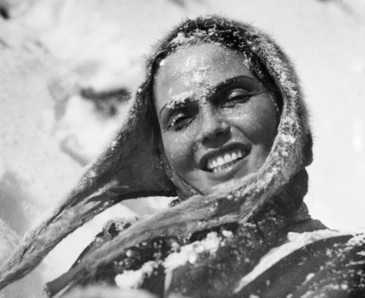 Näyttelijä Mirjami Kuosmanen noita-Piritan roolissa elokuvassa Valkoinen peura. Kuva on ilmestynyt väritettynä versiona Elokuva-Aitan 5/1951 kansikuvana. Kuva: Otavamedia / JOKA / Museovirasto