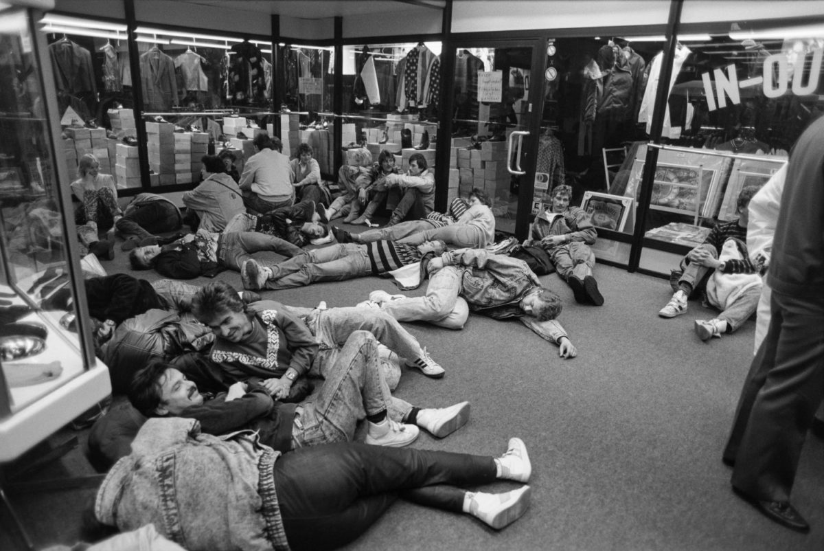 Itäsaksalaiset turistit viettävät yönsä lämmitetyssä ostoskeskuksessa Länsi-Berliinissä 10.–11.11.1989. Kuva: Hannu Lindroos / JOKA / Museovirasto
