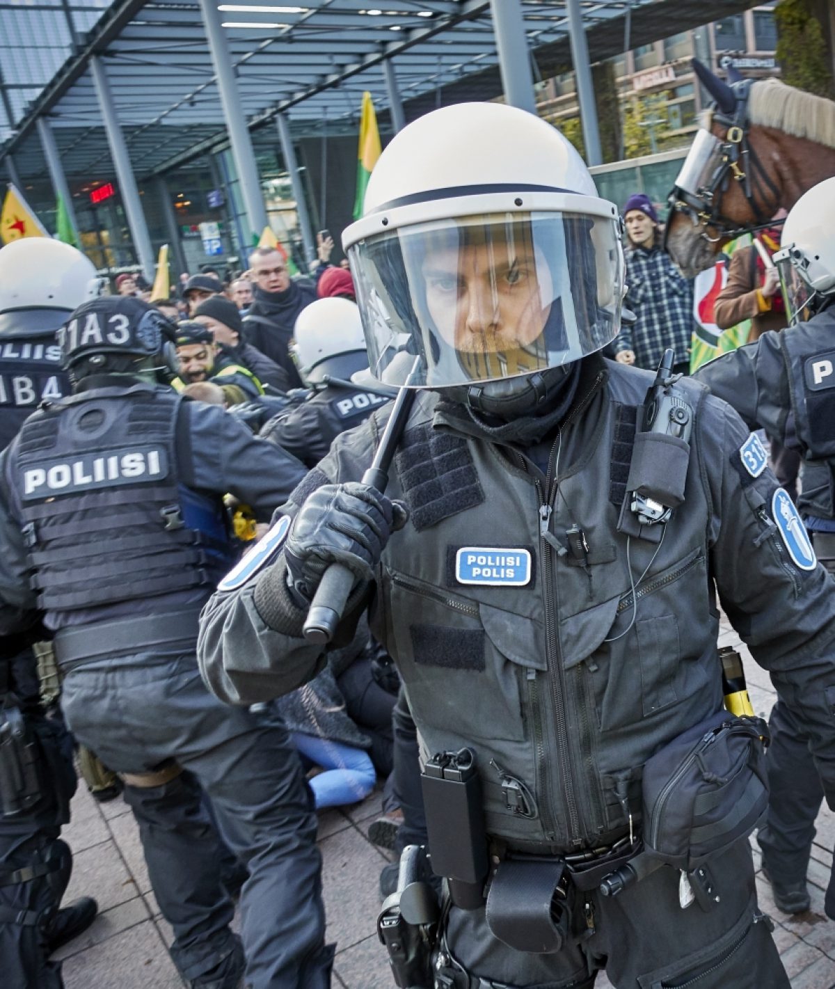 Turkki ulos Rojavasta -mielenosoituksen dokumentointi Helsingissä 19.10.2019 (rajattu yksityiskohta). Poliisi käytti etälamautinta Turkin sotatoimia kurdien itsehallintoalueella vastustavassa mielenosoituksessa. Kuva: Hannu Häkkinen / Museovirasto