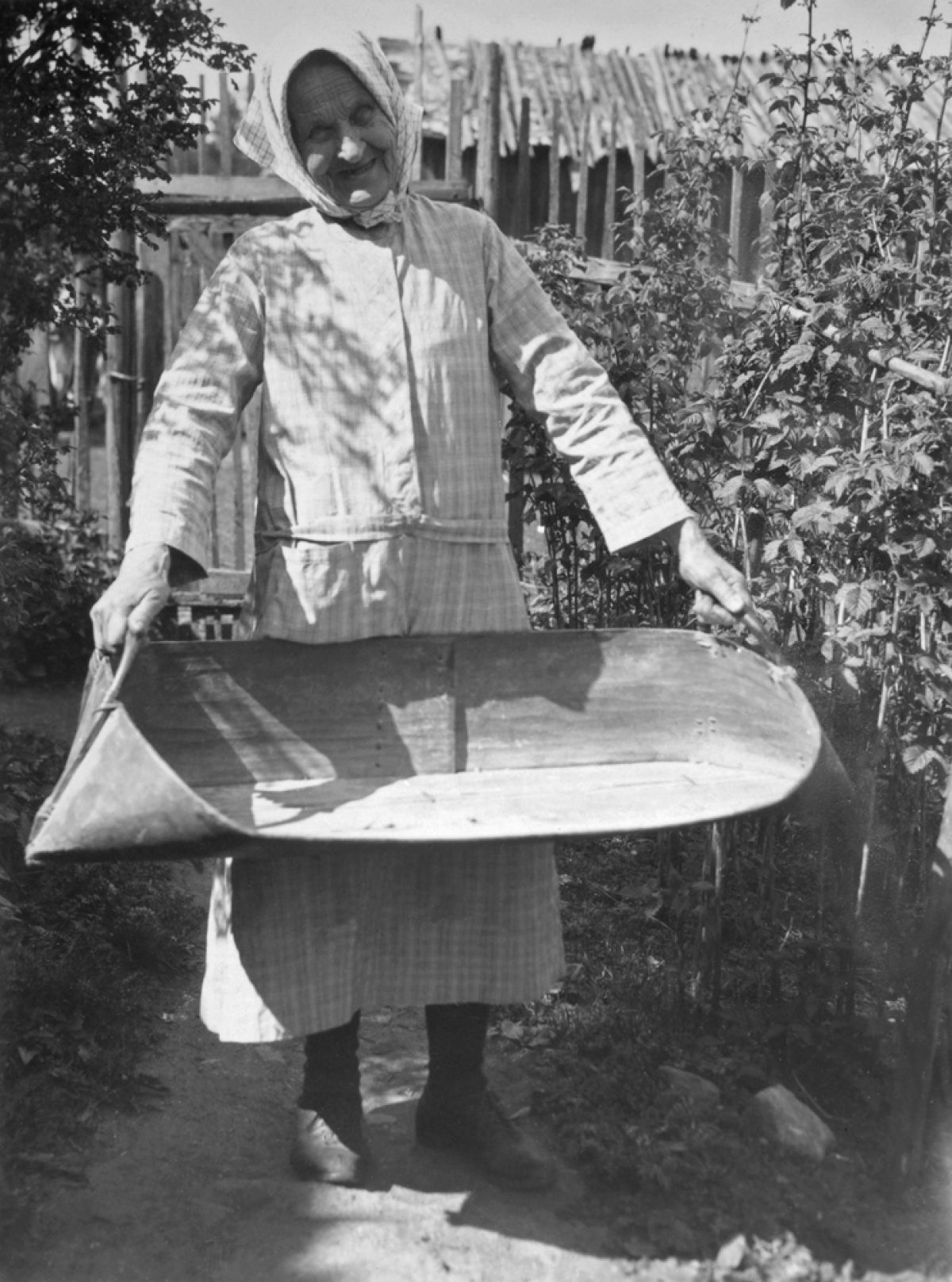 Farmwife Maria Mattila holding a winnow in Haankylä, Karelia 1933. Photo: Tyyni Vahter / Picture Collections of the Finnish Heritage Agency